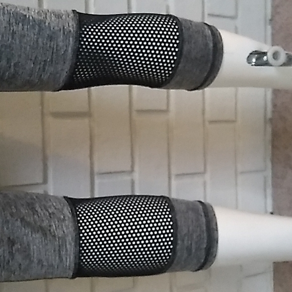 Daisy Fuentes Net Detail Workout Capri Pants. Size Medium NWOT - Picture 5 of 7